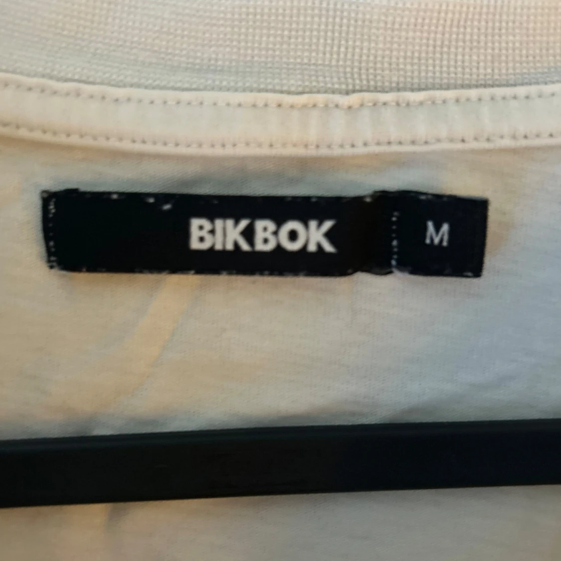 Vit oversized t-shirt med tryck från Bik Bok - 2