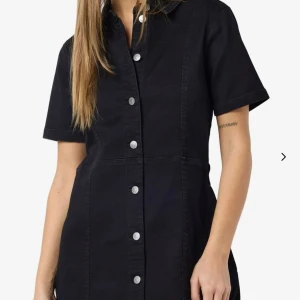 Svart jeansklänning - Svart denimklänning med prislapp kvar. Jättefin! För liten för mig tyvärr. Nypris 450 kr