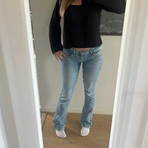 Ljusblå bootcut jeans - Säljer ett par ljusblå jeans med bootcut passform och låg midja. Jeansen har klassisk femficksdesign och är tillverkade i denim. Perfekta för dig som gillar en avslappnad och tidlös stil. Modellen ”Fallon” men har sytt om till väldigt lågmidjade!🥰        St 26/32