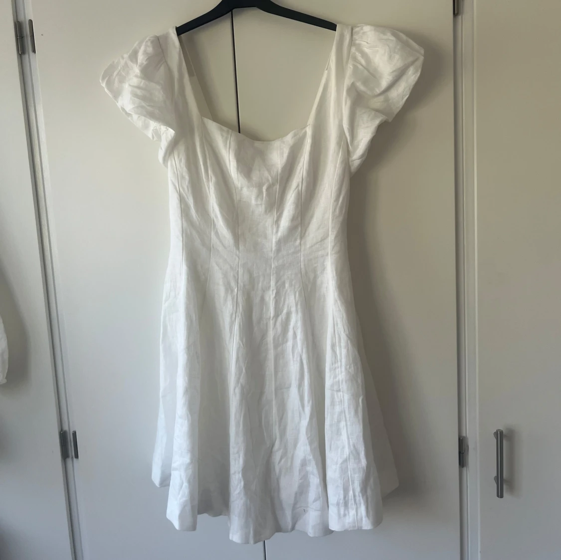 Vit klänning med puffärmar från Forever New - 1