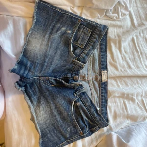 lågmidjade jeansshorts - jättefina lågmidjade jeans shorts, passar tyvärr inte mig längre.