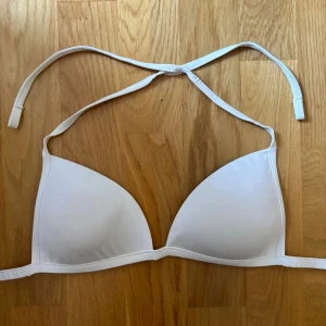 bikinitopp  - säljer denna fina vita bikinitoppem från calzedonia! i modellen indonesia❤️storlek 75B/small. i fint skick men se defekterna på de två sista bilderna💗Nypris är 379kr❤️