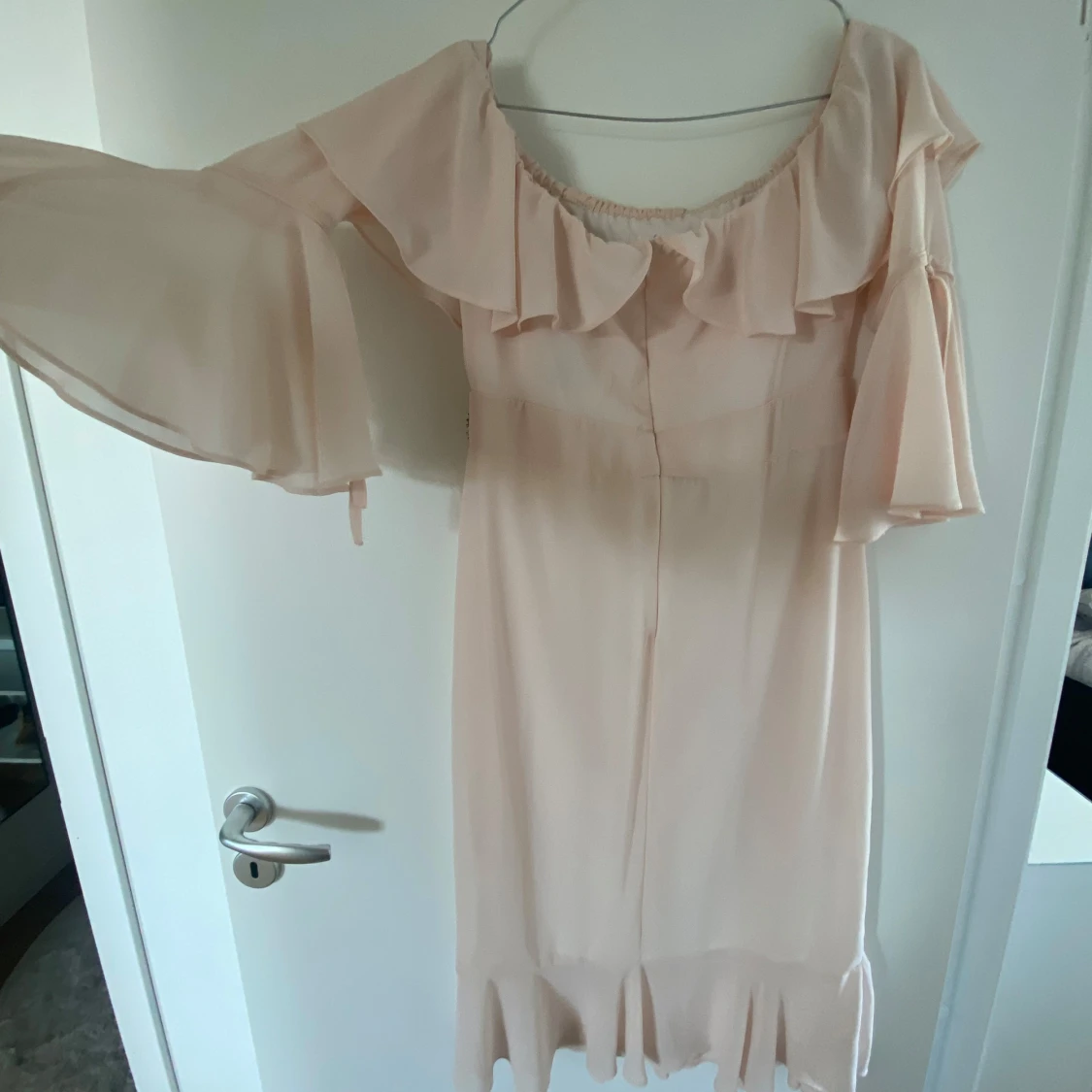 Ljusbeige offshoulder klänning med volang och pärldetaljer från Sisters Point - 1