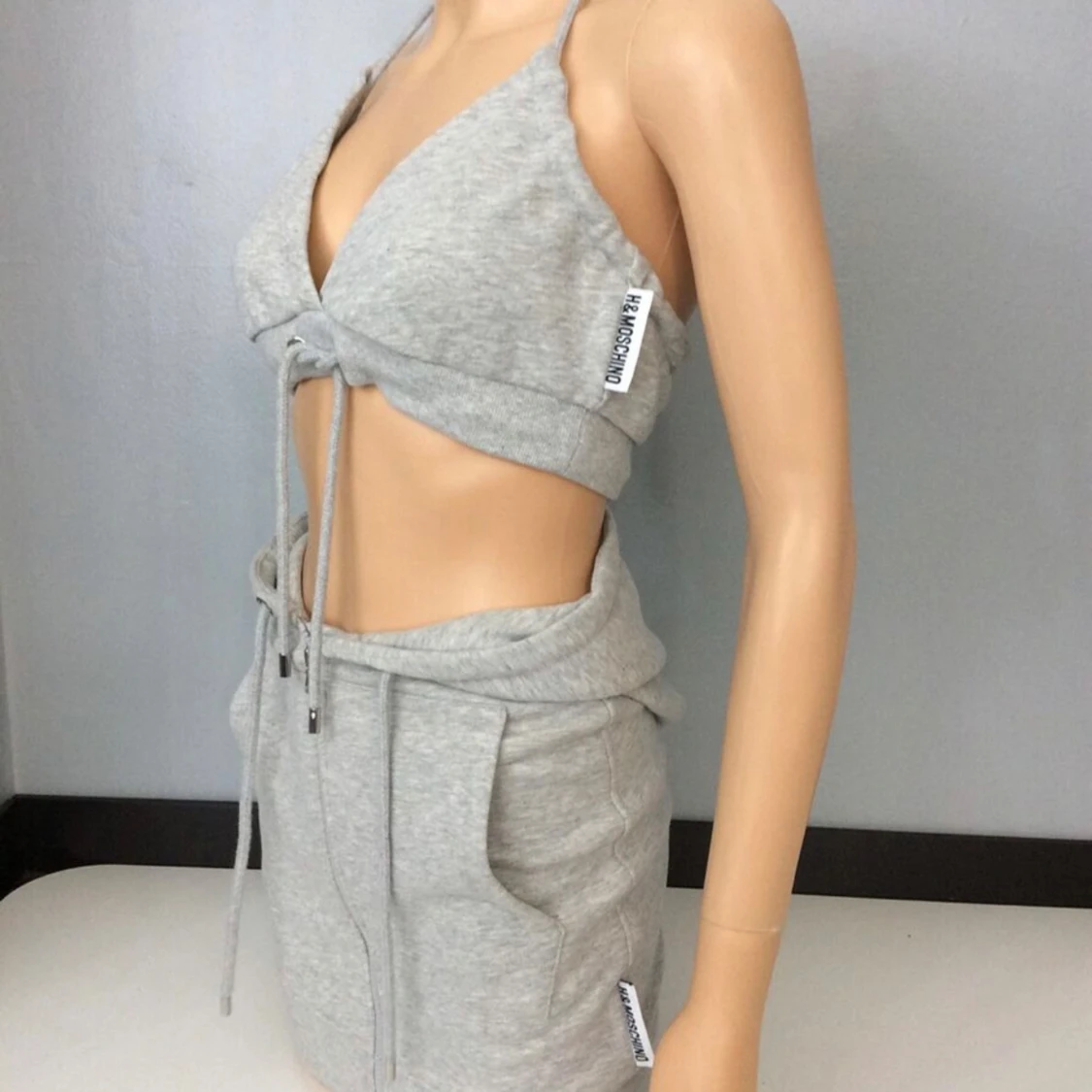 Grå kjol med dragkedja från Moschino x HM kollektionen - 2