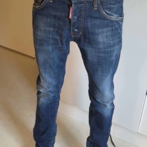 Mörkblå jeansbyxor från Dsquared2 - Säljer ett par mörkblå jeansbyxor från Dsquared2.Storlek 44