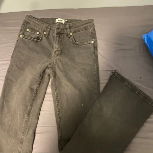 Svarta jeansbyxor - Svarta jeansbyxor i klassisk femficksmodell med raka ben och normal passform. Byxorna har bälteshällor, knapp- och dragkedjegylf samt bakfickor. Modellen heter 1975 och längden är short.