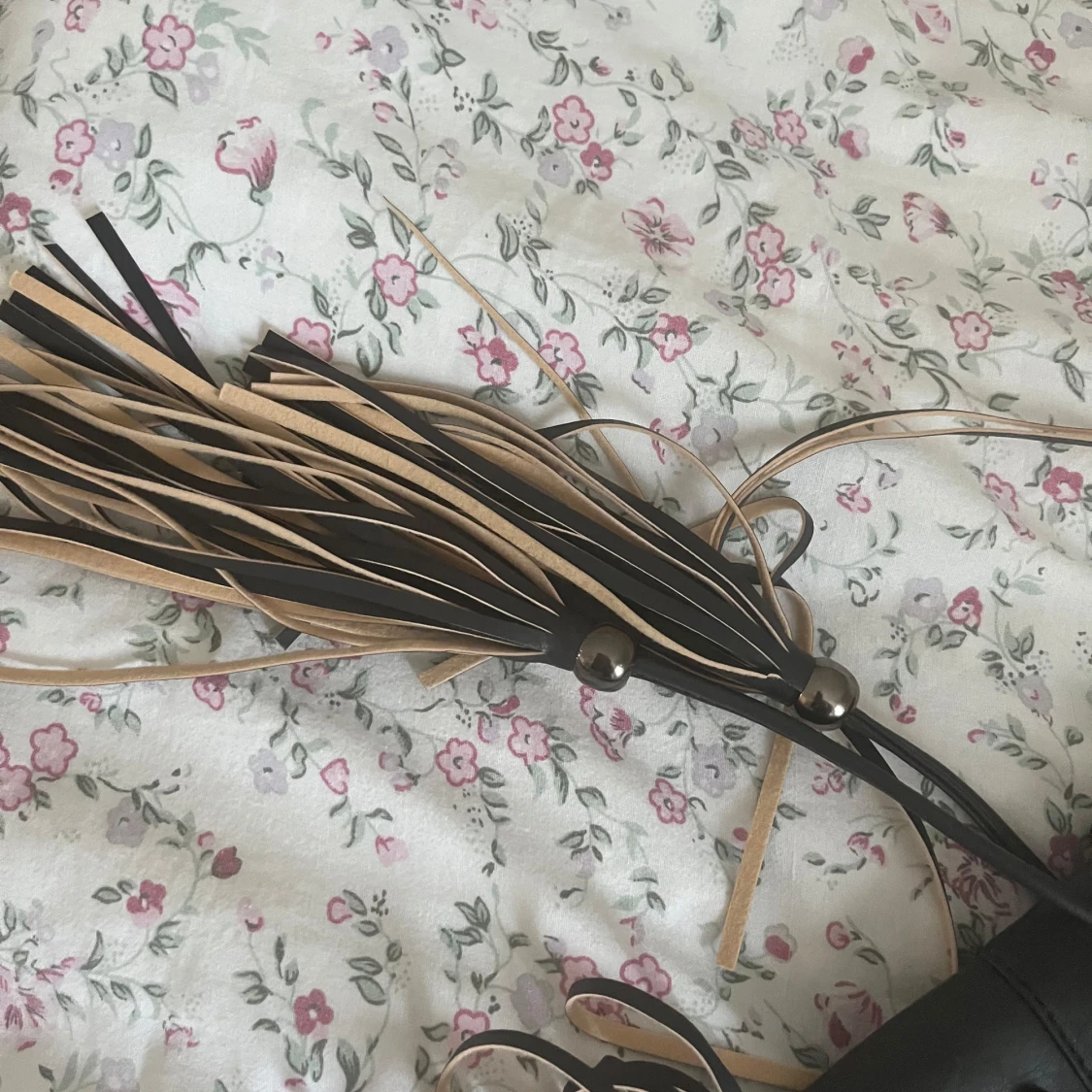 Svart axelväska med nitar och fransar - 1