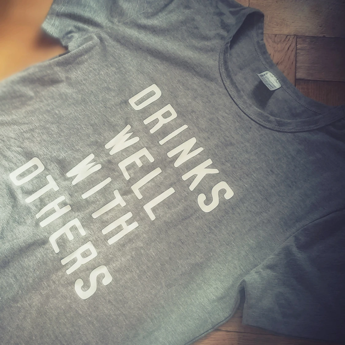 Grå t-shirt med texttryck - 2