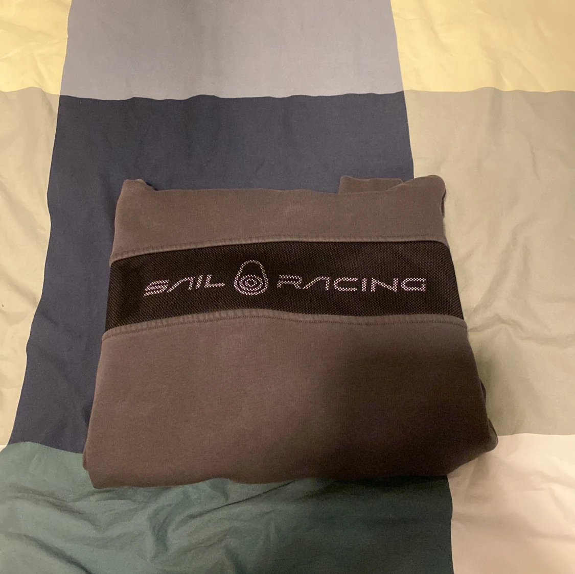 Mörkgrön hoodie från Sail Racing - 2