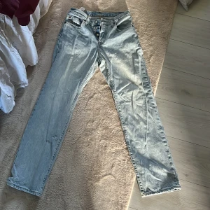 Levi's 501 ljusblå jeans - Klassiska ljusblå Levi's 501 jeans med raka ben och knappgylf. Jeansen har fem fickor, tydlig Levi's-lapp bak och röd etikett på bakfickan. Endast använda 2 gånger men sitter jättefint på! Nypris 1200kr💙