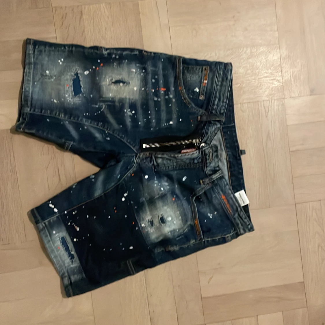 Mörkblå och svarta jeansshorts med färgstänk - 2