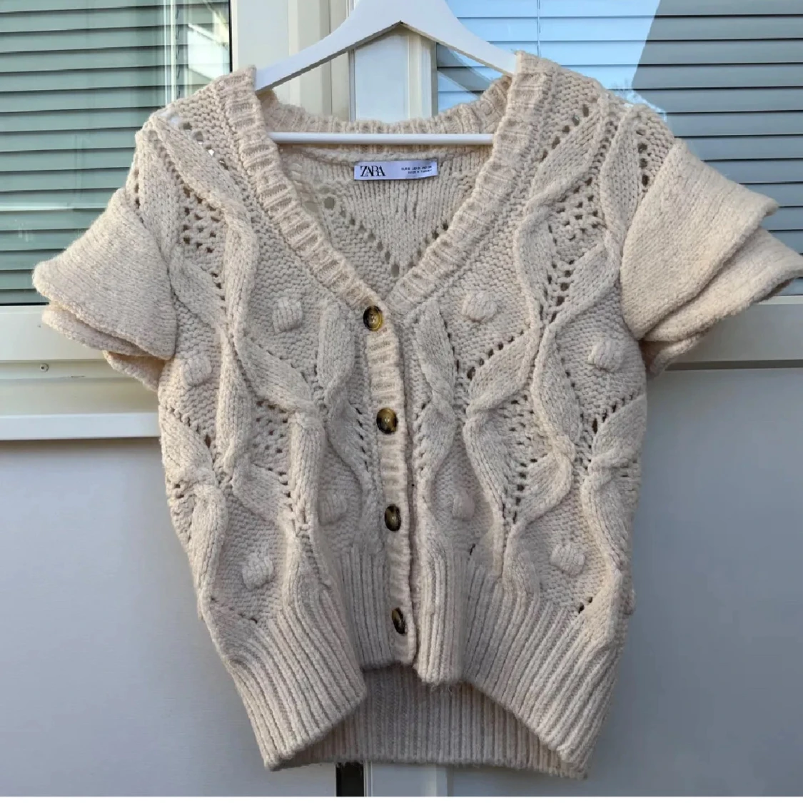 Beige stickad kofta från Zara - 1