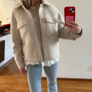 Kappa - En fin och lurvig vårjacka i storlek S! Den är cremefärgad och säljs endast för att jag har många jackor just nu! Så fin till våren och sommaren 🩷🩷 Skriv för frågor 
