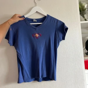 Hard rock café t-shirt - Säljer en blå Hard rock café t-shirt med v-ringning. Storleken är onesize och sitter bra på mig som är M. Stretchigt material🤩