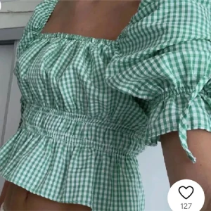 Grön rutig blus med puffärmar - Superfin grön och vit topp, från h&m och säljs inte längre❤️ prefekt nu till i sommar💓