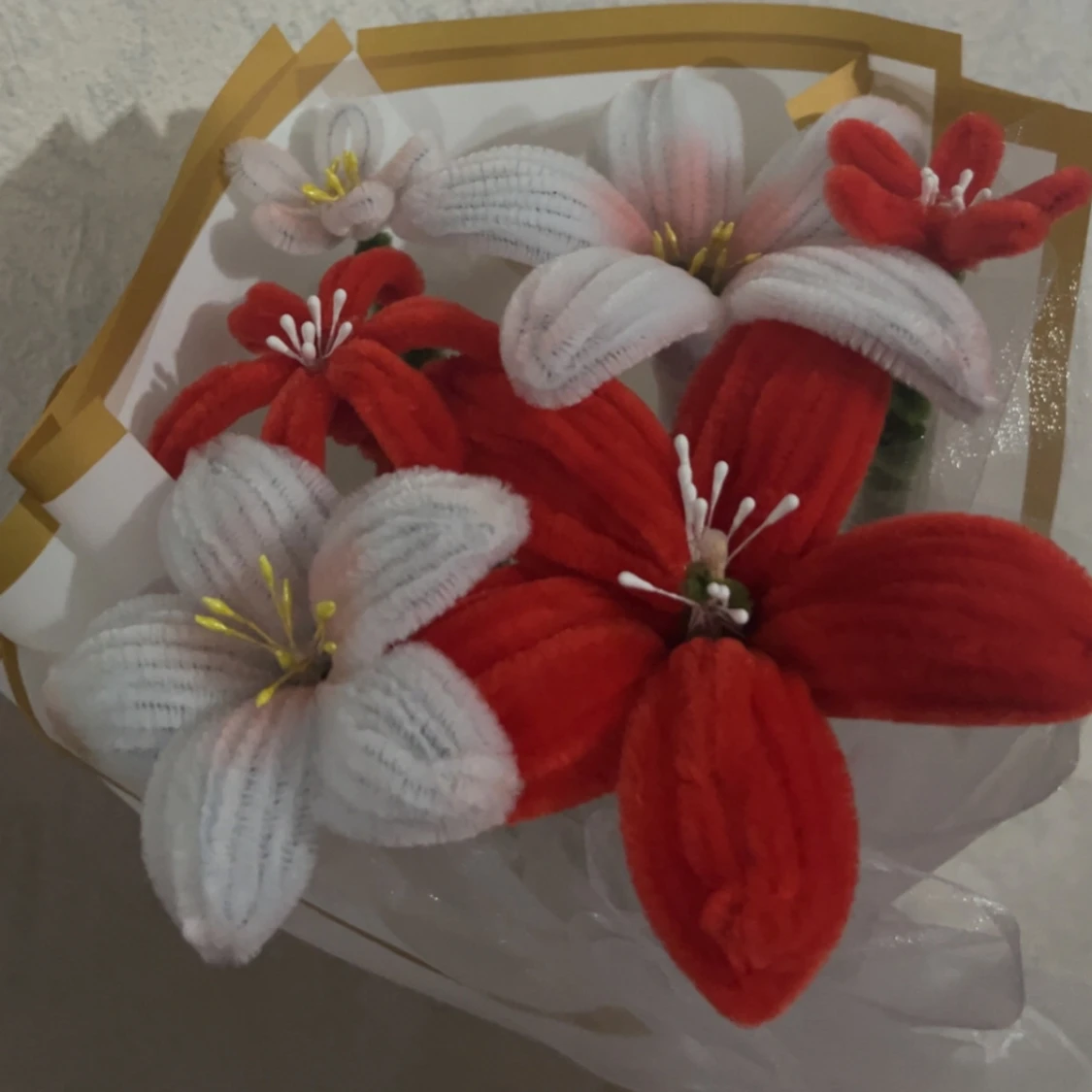 Bukett med handgjorda blommor i rött och vitt - 1