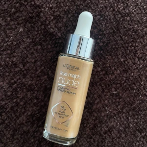 True Match Nude Plumping Tinted Serum 5-6 Medium Tan - L'Oréal Paris True Match Nude Plumping Tinted Serum i nyansen 5-6 Medium Tan. Flytande foundation med pipett och 1% hyaluronsyra för återfuktande effekt.  Aldrig använd, helt ny. 