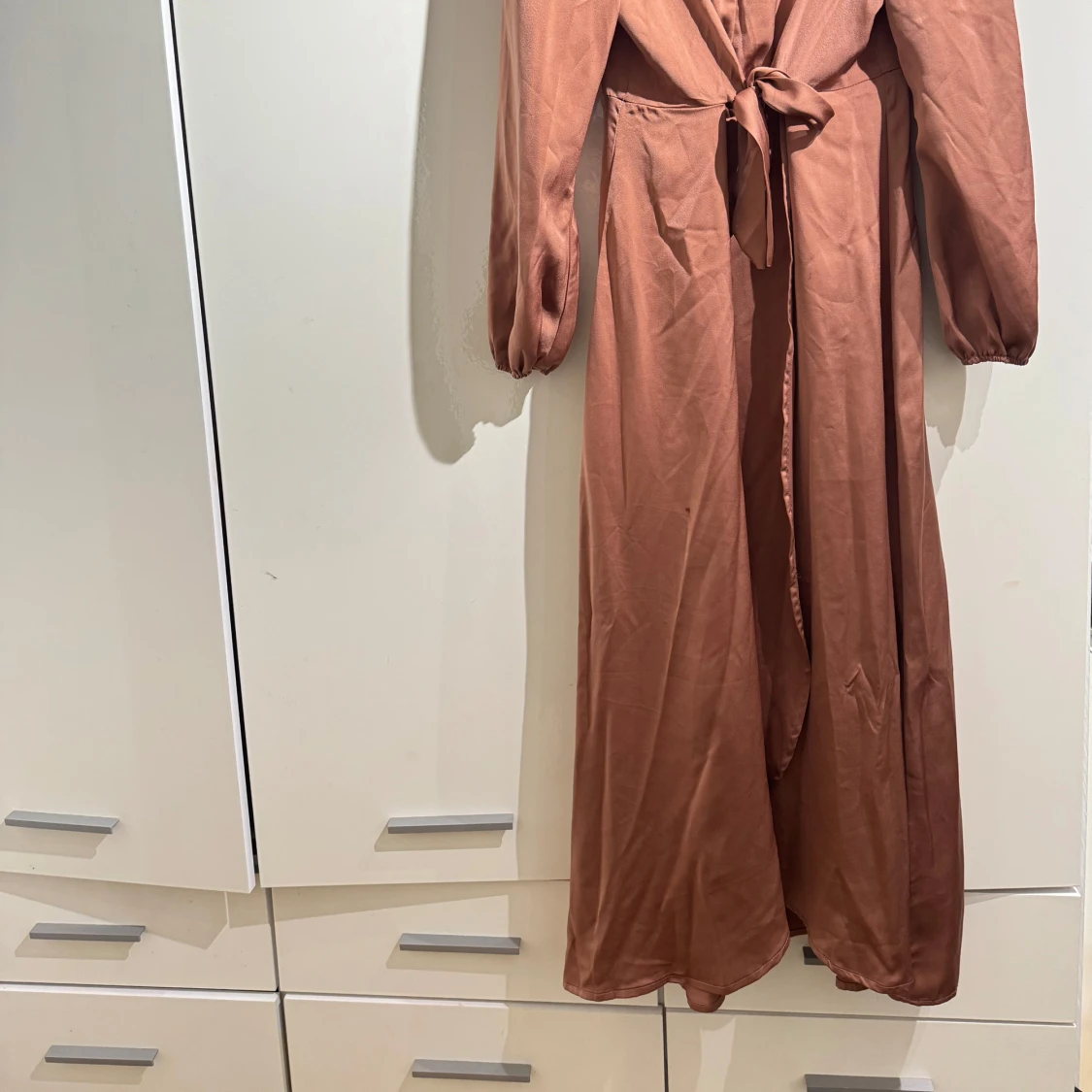 Rostbrun långklänning med knytband - 1