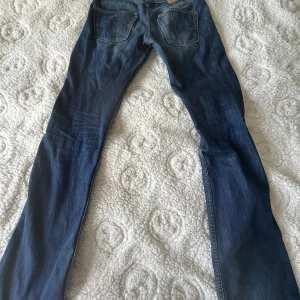 Blå bootcut jeans - Jätte snygga replay jeans. Storlek 32/xs skulle jag gissa på. Men de är ganska gamla! Säljer då de är försmå för mig. Pris kan diskuteras!