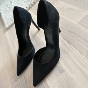 Mango pumps klackskor - Superfina klackskor från Mango. Använda 1 gång. Tyvärr för små för mig som ofta har storlek 38! Grundpris 499