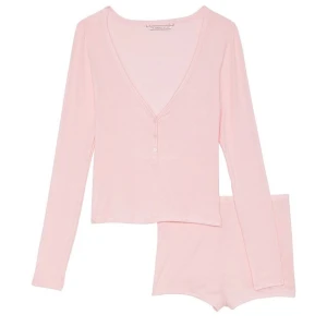 Unikt Ljusrosa Victoria secret pjamas set - Jättefint set i storlek S, men skulle nog passa XS oxå, är en INTRESSEKOLL, en del genomskinligt. (Inga bilder på) säljs inte längre. 