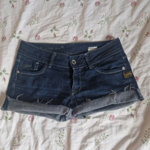 Mörkblå jeansshorts från G-Star - Snygga vintage lågmidjade och korta mörkblå jeansshorts från G-Star med broderade fickor och detaljer. Perfekt för sommaren💞 Skriv till mig för mått och bilder med dom på, pris kan diskuteras!🤗