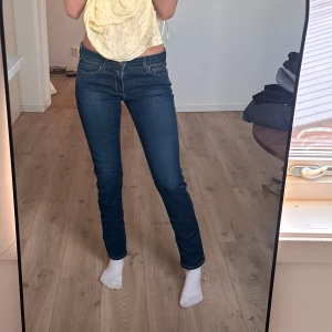 Replay low waist jeans - Säljer ett par mörkblå skinny jeans med låg midja från replay. Ärvt dom så det är en gammal model, men dom ser knappt andvända ut. Alldeles för stora och korta på mig. Skulle säga ksk m som referens 