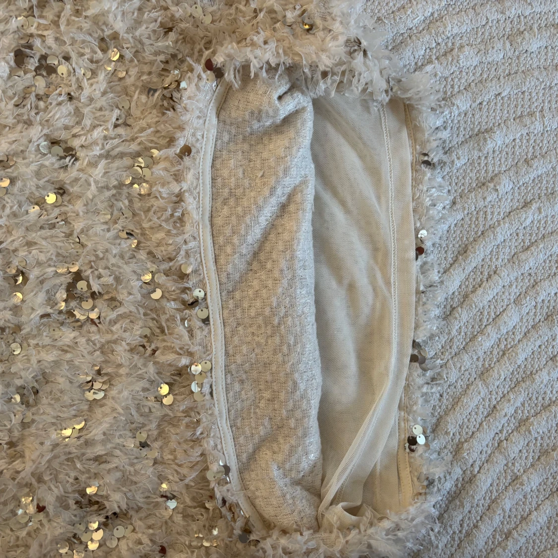 Beige fluffig paljettopp från ZARA - 2