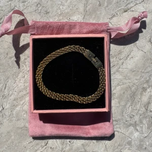 Guldfärgat armband från edblad - Superfint armband i guldfärg från edblad. Levereras med asken.💗