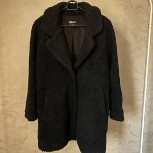 Svart teddyjacka från ONLY - Mysig svart teddyjacka från ONLY. Jättefin men använder aldrig. 