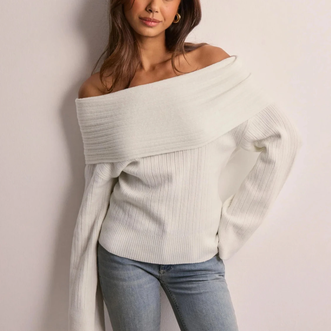 Stickad of shoulder sweater