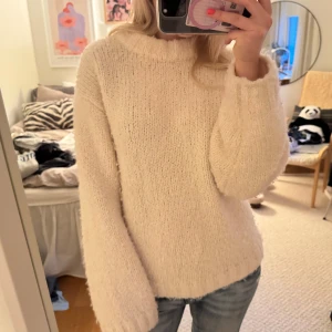Beige stickad tröja med hög krage från H&M - Mysig och fluffig beige stickad tröja med hög krage och långa ärmar. Perfekt för kyliga dagar och enkel att matcha med olika outfits!! Super super mysig med oversize passform❤️❤️❤️