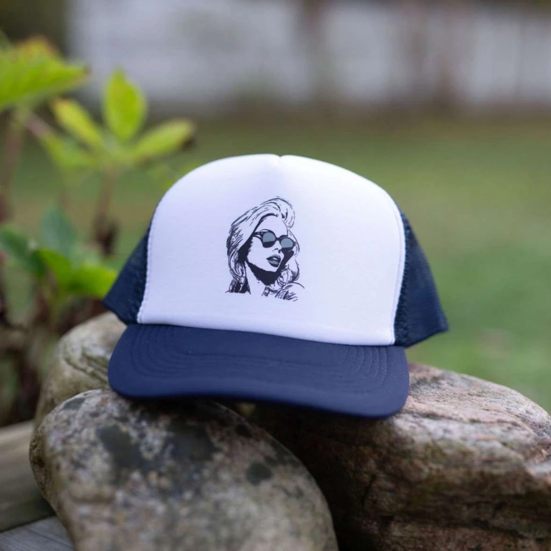 Blåvit truckerkeps med tryck