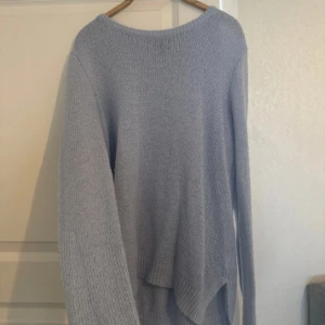 Blå tröja - Fin blå tröja ifrån H&M i jättefint skick! Den är i storlek 36 och använd få gånger.