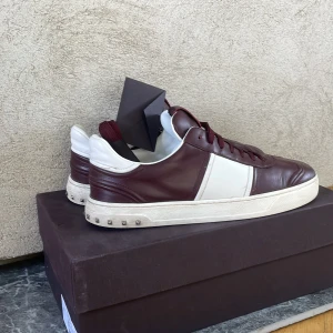 Valentino flycrews  - Säljer ett par vinröda Valentino flycrews. skicket på skorna är 9/10 har använt de 10 gånger ungefär. Alla nitar är kvar och allt og ingår förutom dust bag. Skriv vid frågor eller funderingar. 