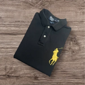Ralph Lauren Pike – Storlek M - Ralph Lauren Pike – Storlek M 🐎  Säljer en riktigt snygg och äkta Ralph Lauren pikétröja i svart med stort gult logotryck och siffran 3 på ärmen – en klassiker med attityd! 	•	👕 Storlek: M 	•	🎨 Färg: Svart med gult tryck 	•	🐎 Detaljer: Stor gul Polo-logga + siffra 3 på ärmen 	•	✅ Äkta vara 	•	💸 Nypris ca 1800 kr  En populär modell som sticker ut – perfekt till både vardags och fest!  📍 Finns i Linköping eller skickas mot fraktkostnad. Skriv vid intresse! 💬 114 #ralphlauren #ralphlaurenpike 