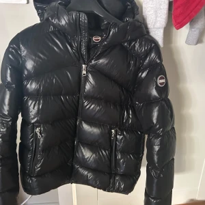 Colmar jacka  - Svart colmarjacka, passar till höst och vinter! Strl Xs och inga defekter💕