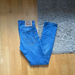 Replay Grover jeans - Replay jeans - Modell Grover -Jeansen är i ett skick som ny - Stl: W29/L32 - Ord.pris 1000 - Tveka inte om att höra av dig vid minsta lilla fundering!