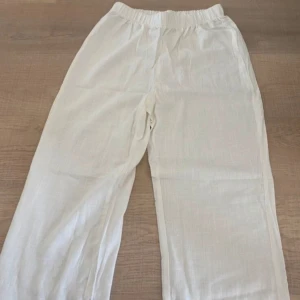 Vita linne byxor  - Helt ny fast pris! Med resår i midjan  86% viskos, 14% linnetyg