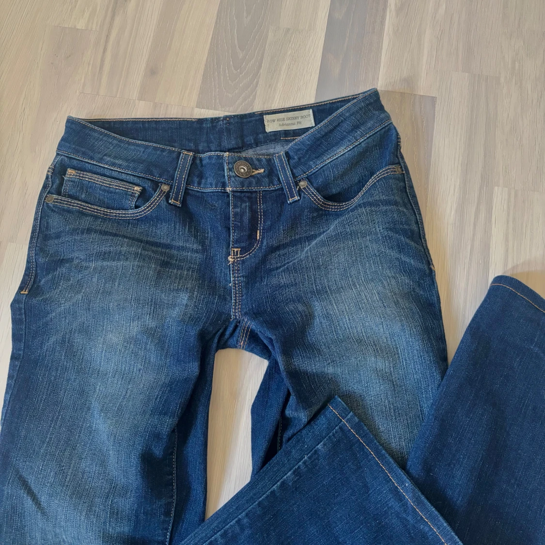 Lowrise jeans från Guess - 3
