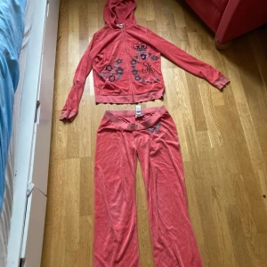 juicy sett - Juicy sett köpt här på plick, skulle säga relativ fint skick. Begagnat men ser fortfarande bra ut! (obs snöret i byxorna fanns ej när jag köpte de) Står  xl i tröjan men skulle säga s!❤️