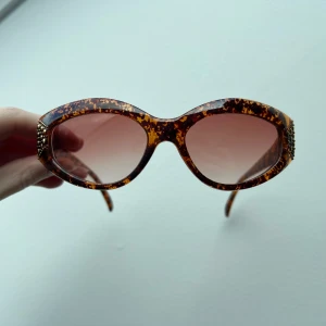 Solglasögon med guld detaljer  - Fräcka solglasögon med guld detaljer från okänt märke.