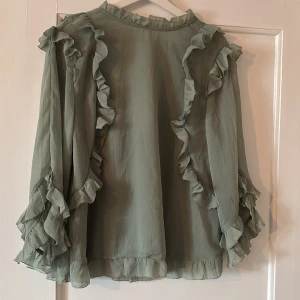 Blus - Ny blus från hm med volangärmar 