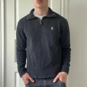 Ralph Lauren half zip - Nästan nyskick. Modellen bär S och är 178 74 kg. Kom med frågor! Den är inte svart utan mörk grå 
