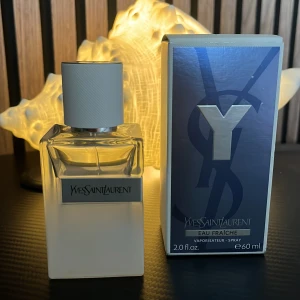 Yves Saint Laurent Y Eau Fraîche 60 ml Discontinued - Fräsch herrparfym från Yves Saint Laurent, Y Eau Fraîche. Flaskan är stilren och genomskinlig med vit frostad botten och ett vitt lock. Kommer i originalkartong, 60 ml spray. Cirka 40/60 Ml kvar perfekt fräsch, citrus och manlig doft till sommaren priset går upp lite då den inte tillverkas längre 