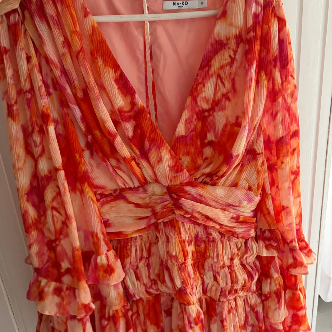 Färgstark omlottklänning från NA-KD