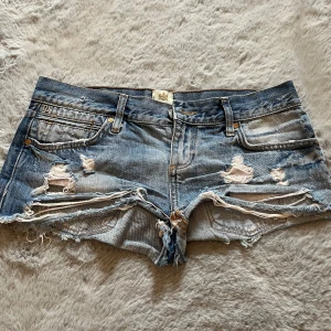 Lågmidjade jeans short - Så snygga lågmidjade jeans shorts med slitningar. Midjemått tvärs över: 39/40 cm💞💞