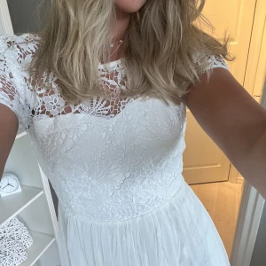 Studentklänning  - Klänning perfekt till student eller skolavslutning, superfint skick och är i storlek s, sparsamt använd💞💐💐