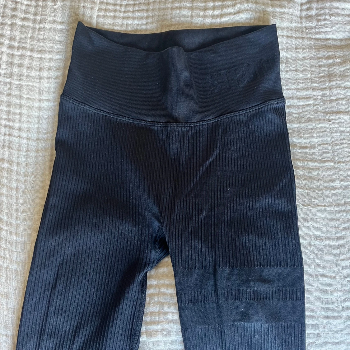 Svarta ribbade leggings från Stronger - 1