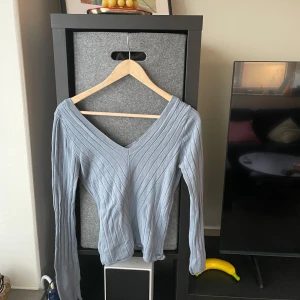 Ljusblå ribbad stickad tröja från Dilvin - Lite noppror (se bilder)